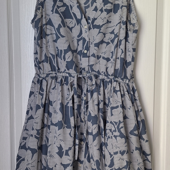 GAP Dresses & Skirts - GAP Blue and White Floral Midi Dress